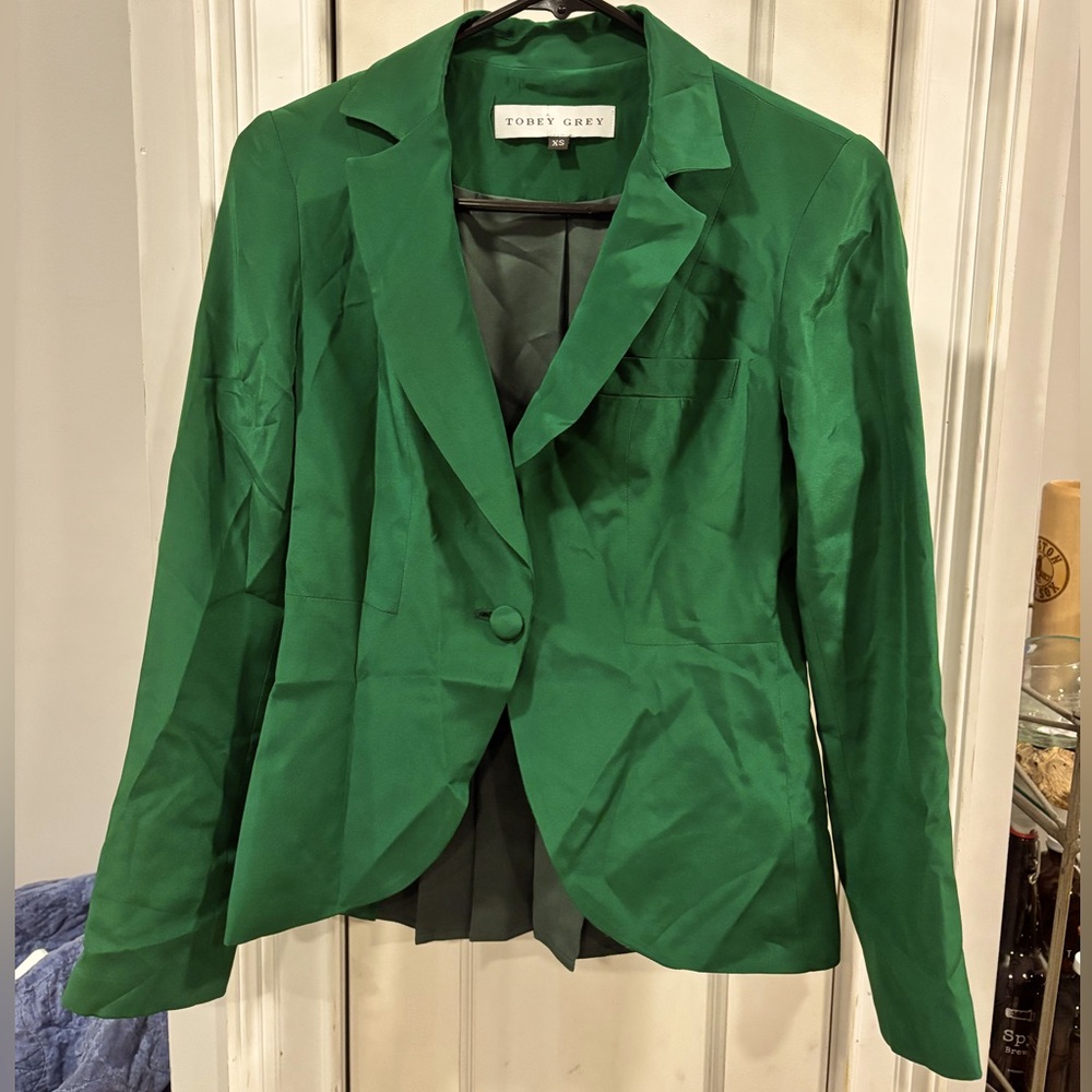 Beautiful green blazer great for the holiday.
